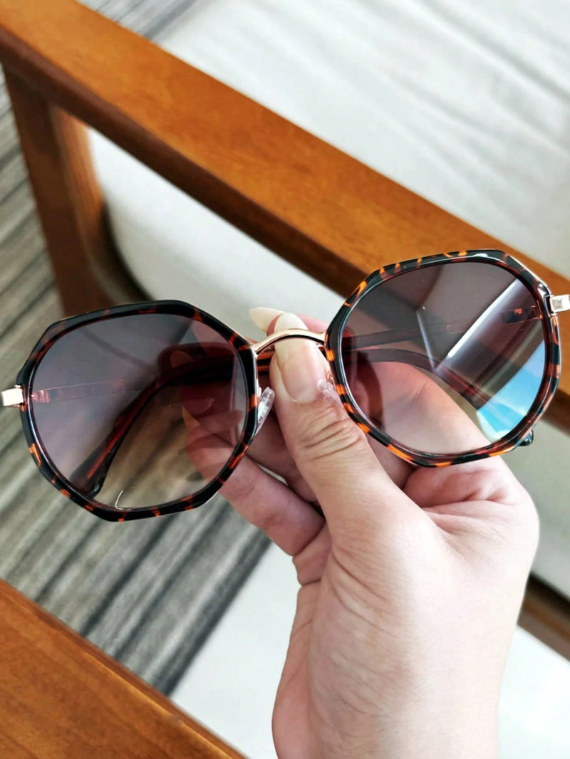 Vendedor Indicado
Óculos Vintage De Moda OCTOGONAL Feminina LENTEUV400 COM ESTOJO