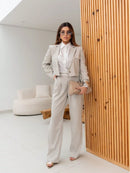 Vendedor Indicado
Conjunto blazer Cropped e calça com bolsos falsos. Forrado. Blazer com fechamento por botões. Calça fechamento por zíper invisível