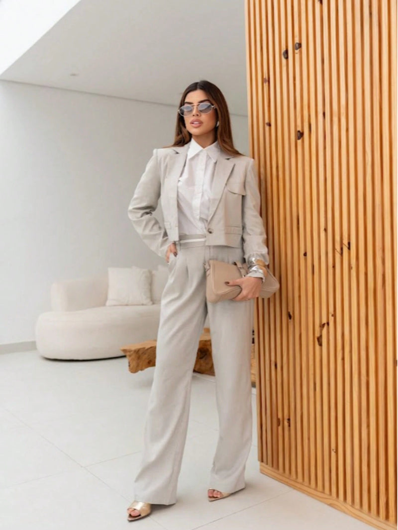 Vendedor Indicado
Conjunto blazer Cropped e calça com bolsos falsos. Forrado. Blazer com fechamento por botões. Calça fechamento por zíper invisível