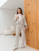 Vendedor Indicado
Conjunto blazer Cropped e calça com bolsos falsos. Forrado. Blazer com fechamento por botões. Calça fechamento por zíper invisível