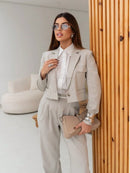 Vendedor Indicado
Conjunto blazer Cropped e calça com bolsos falsos. Forrado. Blazer com fechamento por botões. Calça fechamento por zíper invisível