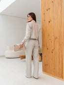 Vendedor Indicado
Conjunto blazer Cropped e calça com bolsos falsos. Forrado. Blazer com fechamento por botões. Calça fechamento por zíper invisível