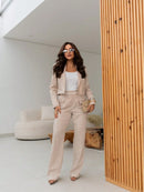 Vendedor Indicado
Conjunto blazer Cropped e calça com bolsos falsos. Forrado. Blazer com fechamento por botões. Calça fechamento por zíper invisível