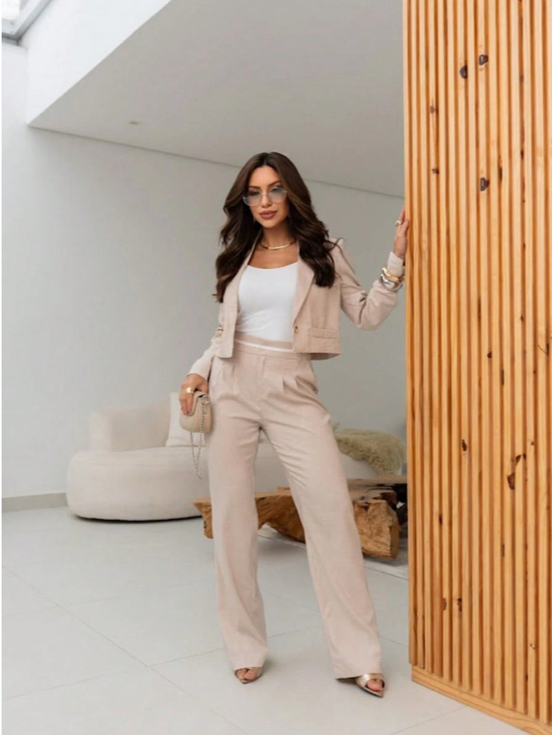 Vendedor Indicado
Conjunto blazer Cropped e calça com bolsos falsos. Forrado. Blazer com fechamento por botões. Calça fechamento por zíper invisível