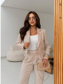 Vendedor Indicado
Conjunto blazer Cropped e calça com bolsos falsos. Forrado. Blazer com fechamento por botões. Calça fechamento por zíper invisível