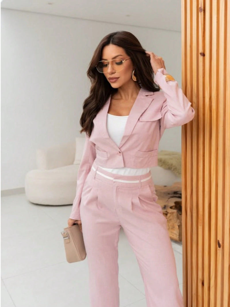 Vendedor Indicado
Conjunto blazer Cropped e calça com bolsos falsos. Forrado. Blazer com fechamento por botões. Calça fechamento por zíper invisível