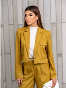 Vendedor Indicado
Conjunto blazer Cropped e calça com bolsos falsos. Forrado. Blazer com fechamento por botões. Calça fechamento por zíper invisível