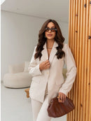 Vendedor Indicado
Conjunto calça e blazer alfaiataria, com bolsos falsos e forrado