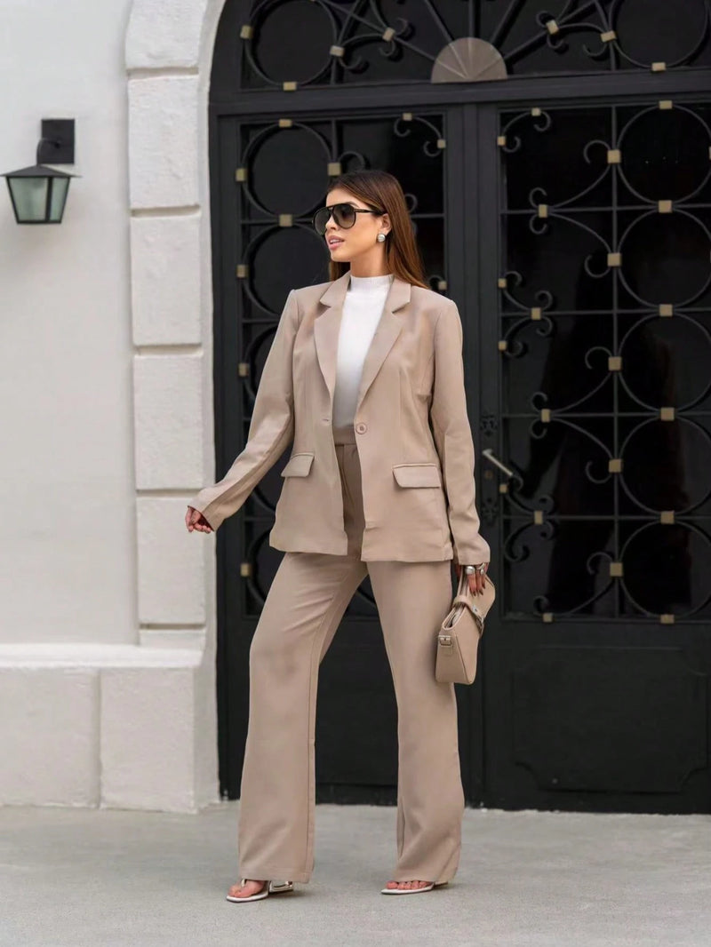 Vendedor Indicado
Conjunto calça e blazer alfaiataria, com bolsos falsos e forrado