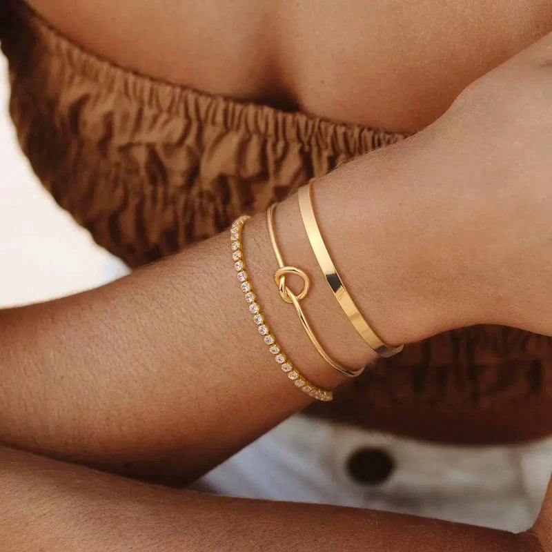 Vendedor Indicado
KIT 3 Bracelete Nó Delicado + Bracelete Feminino Liso + Pulseira cravejada de zircônia banhada a ouro 18k