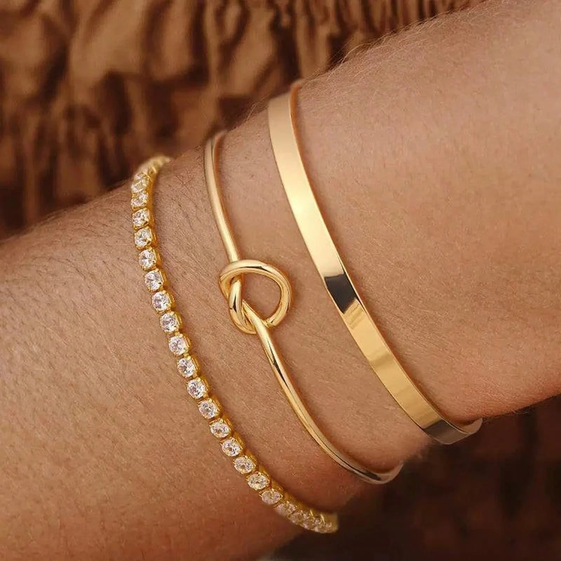 Vendedor Indicado
KIT 3 Bracelete Nó Delicado + Bracelete Feminino Liso + Pulseira cravejada de zircônia banhada a ouro 18k