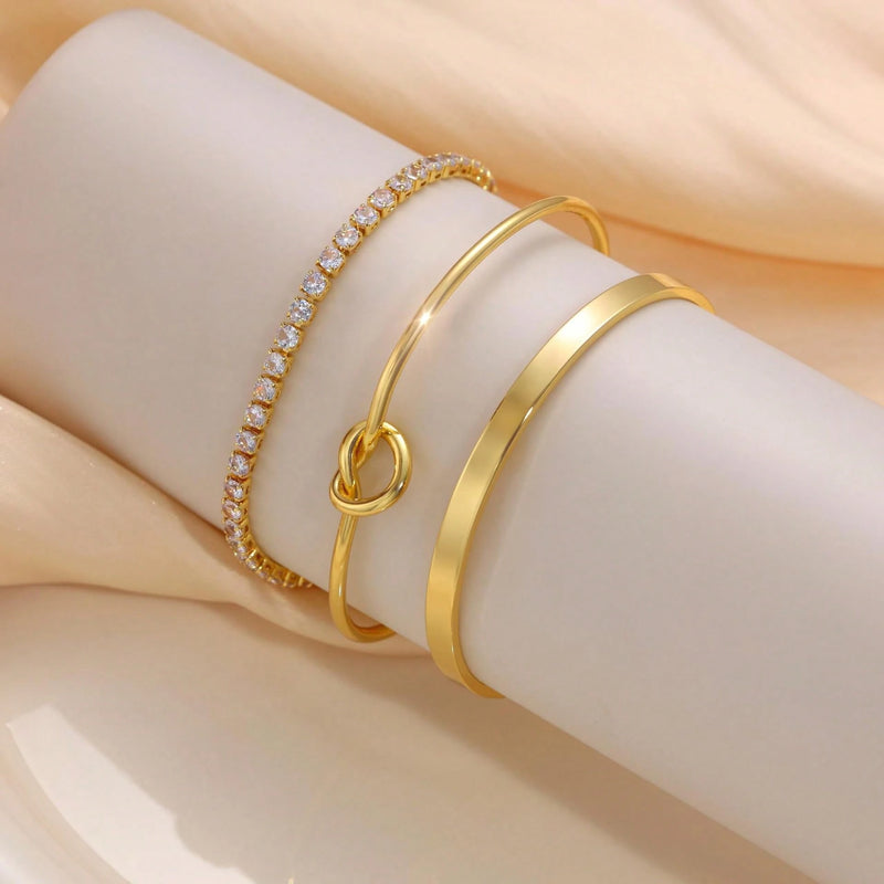 Vendedor Indicado
KIT 3 Bracelete Nó Delicado + Bracelete Feminino Liso + Pulseira cravejada de zircônia banhada a ouro 18k