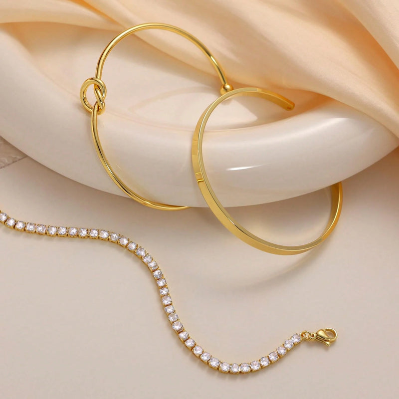 Vendedor Indicado
KIT 3 Bracelete Nó Delicado + Bracelete Feminino Liso + Pulseira cravejada de zircônia banhada a ouro 18k